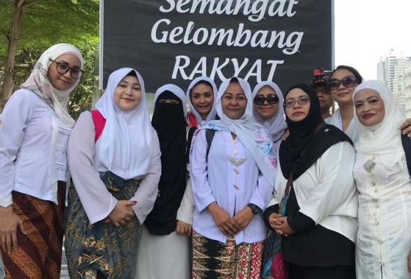 Himpunan 812: Ellie Suriati berkebaya putih turun perhimpunan Himpunan 812: Ellie Suriati berkebaya putih turun perhimpunan