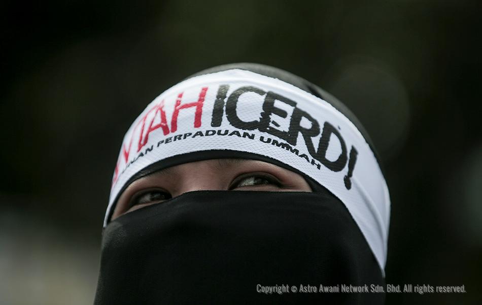 Seorang peserta Muslimah yang hadir pada himpunan tersebut kelihatan memakai bandana yang mempunyai slogan Bantah ICERD! . Seorang peserta Muslimah yang hadir pada himpunan tersebut kelihatan memakai bandana yang mempunyai slogan Bantah ICERD! .