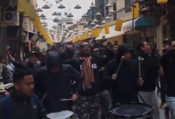 Inilah ASEAN sebenar! Ultras Malaya berpesta di jalanan Hanoi, warga tempatan sambut mesra Inilah ASEAN sebenar! Ultras Malaya berpesta di jalanan Hanoi, warga tempatan sambut mesra