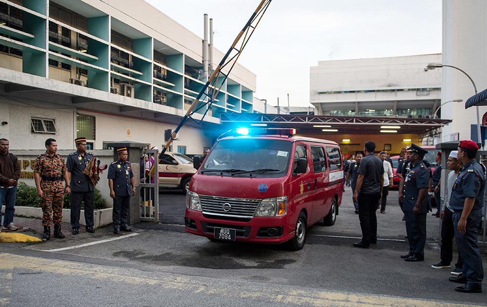 Kenderaan Jabatan Bomba dan Penyelamat yang membawa jenazah Muhammad Adib Mohd Kassim untuk dibawa menaiki helikopter di TUDM Subang ke kampung halamannya di Kedah. Muhammad Adib, 24, disahkan meninggal dunia pada 9.41 malam tadi selepas tiga minggu mendapatkan rawatan di IJN. Dia mengalami kecederaan parah akibat dibelasah dalam kejadian rusuhan di Kuil Sri Maha Mariamman, USJ25, Subang Jaya dekat sini, 27 November lalu. - fotoBERNAMA Kenderaan Jabatan Bomba dan Penyelamat yang membawa jenazah Muhammad Adib Mohd Kassim untuk dibawa menaiki helikopter di TUDM Subang ke kampung halamannya di Kedah. Muhammad Adib, 24, disahkan meninggal dunia pada 9.41 malam tadi selepas tiga minggu mendapatkan rawatan di IJN. Dia mengalami kecederaan parah akibat dibelasah dalam kejadian rusuhan di Kuil Sri Maha Mariamman, USJ25, Subang Jaya dekat sini, 27 November lalu. - fotoBERNAMA