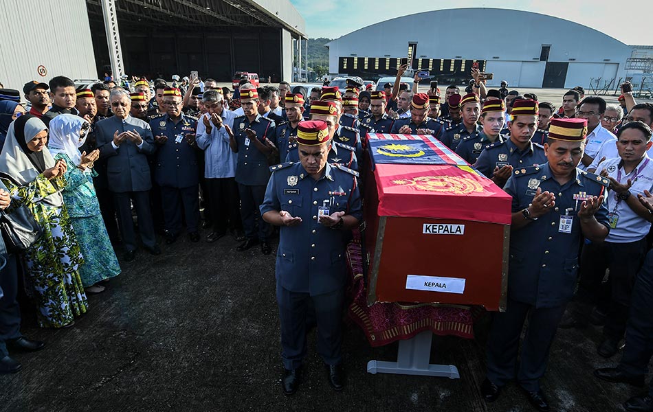 Perdana Menteri Tun Dr Mahathir Mohamad dan isteri Tun Dr Siti Hasmah Mohd Ali mengaminkan bacaan doa ketika hadir memberi penghormatan terakhir kepada jenazah anggota Bomba dan Penyelamat Muhammad Adib Mohd Kassim di Pangkalan Udara Bomba dan Penyelamat Malaysia, Subang hari ini. Muhammad Adib, 24 tahun, disahkan meninggal dunia pada 9.41 malam tadi selepas tiga minggu mendapatkan rawatan di IJN. Dia mengalami kecederaan parah akibat dibelasah dalam kejadian rusuhan di Kuil Sri Maha Mariamman, USJ25, Subang Jaya pada, 27 November lalu. - fotoBERNAMA Perdana Menteri Tun Dr Mahathir Mohamad dan isteri Tun Dr Siti Hasmah Mohd Ali mengaminkan bacaan doa ketika hadir memberi penghormatan terakhir kepada jenazah anggota Bomba dan Penyelamat Muhammad Adib Mohd Kassim di Pangkalan Udara Bomba dan Penyelamat Malaysia, Subang hari ini. Muhammad Adib, 24 tahun, disahkan meninggal dunia pada 9.41 malam tadi selepas tiga minggu mendapatkan rawatan di IJN. Dia mengalami kecederaan parah akibat dibelasah dalam kejadian rusuhan di Kuil Sri Maha Mariamman, USJ25, Subang Jaya pada, 27 November lalu. - fotoBERNAMA