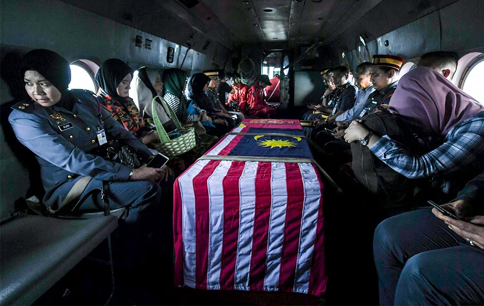 Jenazah anggota Bomba dan Penyelamat Muhammad Adib Mohd Kassim diterbangkan dengan menggunakan helikopter M17-IV milik Jabatan Bomba dan Penyelamat ke kampung halamannya di Kuala Kedah hari ini. Jenazah akan tiba di padang Sekolah Kebangsaan Tebengau dan dikebumikan di tanah perkuburan Masjid As-Saadah, di sini selepas waktu Zohor. - fotoBERNAMA Jenazah anggota Bomba dan Penyelamat Muhammad Adib Mohd Kassim diterbangkan dengan menggunakan helikopter M17-IV milik Jabatan Bomba dan Penyelamat ke kampung halamannya di Kuala Kedah hari ini. Jenazah akan tiba di padang Sekolah Kebangsaan Tebengau dan dikebumikan di tanah perkuburan Masjid As-Saadah, di sini selepas waktu Zohor. - fotoBERNAMA