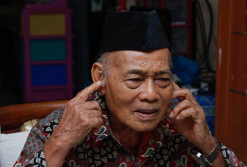 Due to the bombing, Pak Andi’s father is now deaf and needs hearing aid. Bayu Mahardika/Ceritalah