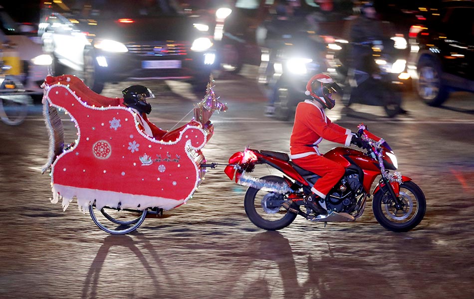 Antara aksi menarik semasa perarakan 'Carabalade' yang diadakan di Paris, Perancis pada 20 Disember 2018. - Foto Reuters/Charles Platiau Antara aksi menarik semasa perarakan 'Carabalade' yang diadakan di Paris, Perancis pada 20 Disember 2018. - Foto Reuters/Charles Platiau