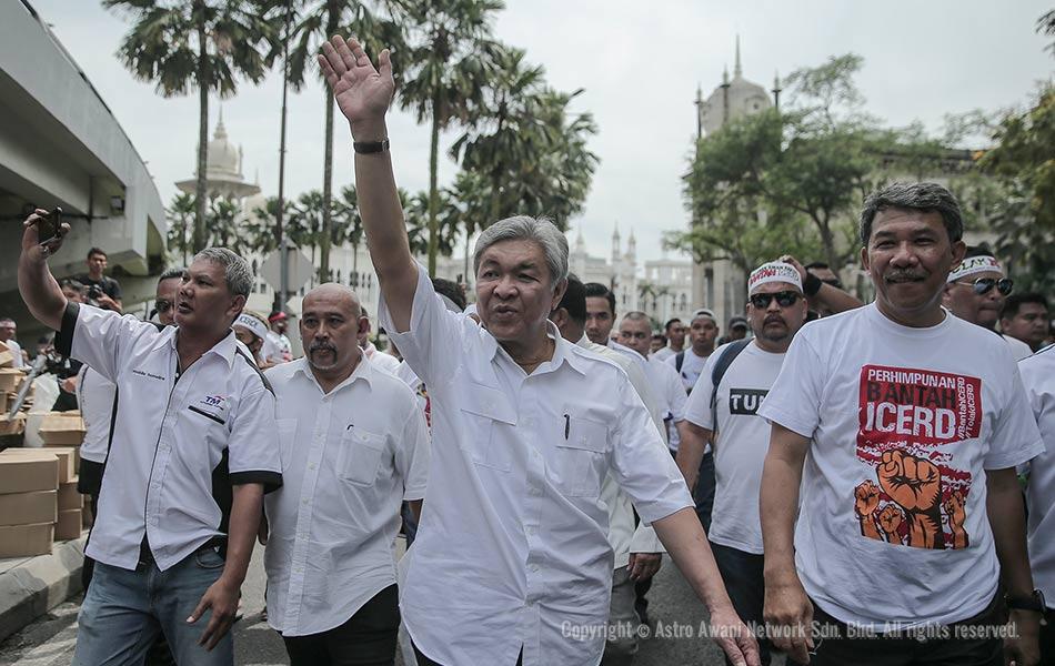 Presiden UMNO Datuk Seri Dr Ahmad Zahid Hamidi tiba di Dataran Merdeka bersama timbalannya, Datuk Seri Mohamad Hasan dalam Himpunan 812. Presiden UMNO Datuk Seri Dr Ahmad Zahid Hamidi tiba di Dataran Merdeka bersama timbalannya, Datuk Seri Mohamad Hasan dalam Himpunan 812.