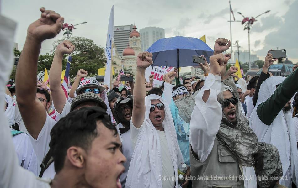 Peserta yang hadir ke Himpunan 812 masih berhimpun di Dataran Merdeka seria bersorak walaupun cuaca sudah mendung. Peserta yang hadir ke Himpunan 812 masih berhimpun di Dataran Merdeka seria bersorak walaupun cuaca sudah mendung.