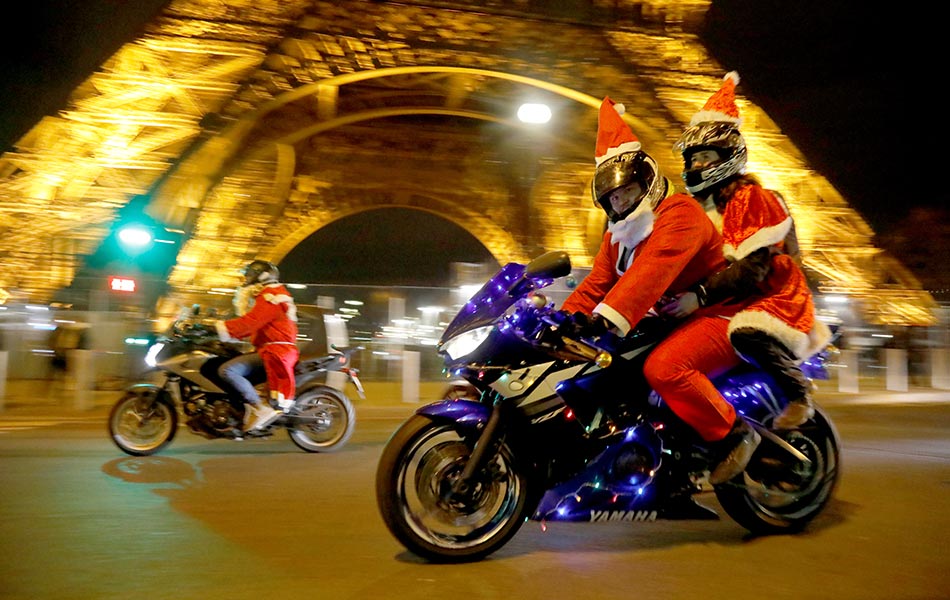 Perarakan 'Carabalade' yang diadakan pada 20 Disember 2018 melalui beberapa bangunan ikonik Paris seperti Eiffel Tower. - Foto Reuters/Charles Platiau Perarakan 'Carabalade' yang diadakan pada 20 Disember 2018 melalui beberapa bangunan ikonik Paris seperti Eiffel Tower. - Foto Reuters/Charles Platiau