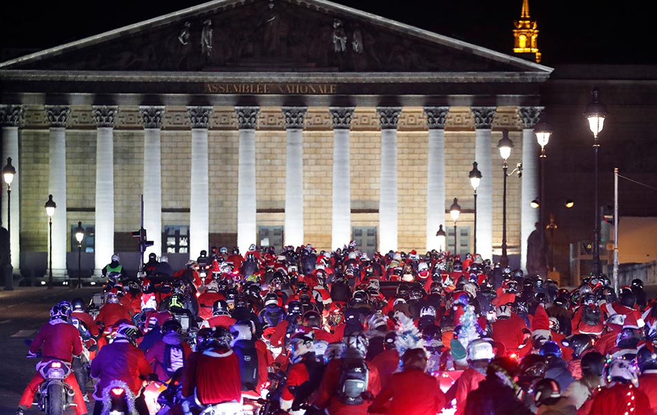 Peserta 'Carabalade' memakai baju Santa Klaus sambil menunggang motosikal berkumpul di Paris, Perancis pada 20 Disember 2018. - Foto Reuters/Charles Platiau Peserta 'Carabalade' memakai baju Santa Klaus sambil menunggang motosikal berkumpul di Paris, Perancis pada 20 Disember 2018. - Foto Reuters/Charles Platiau