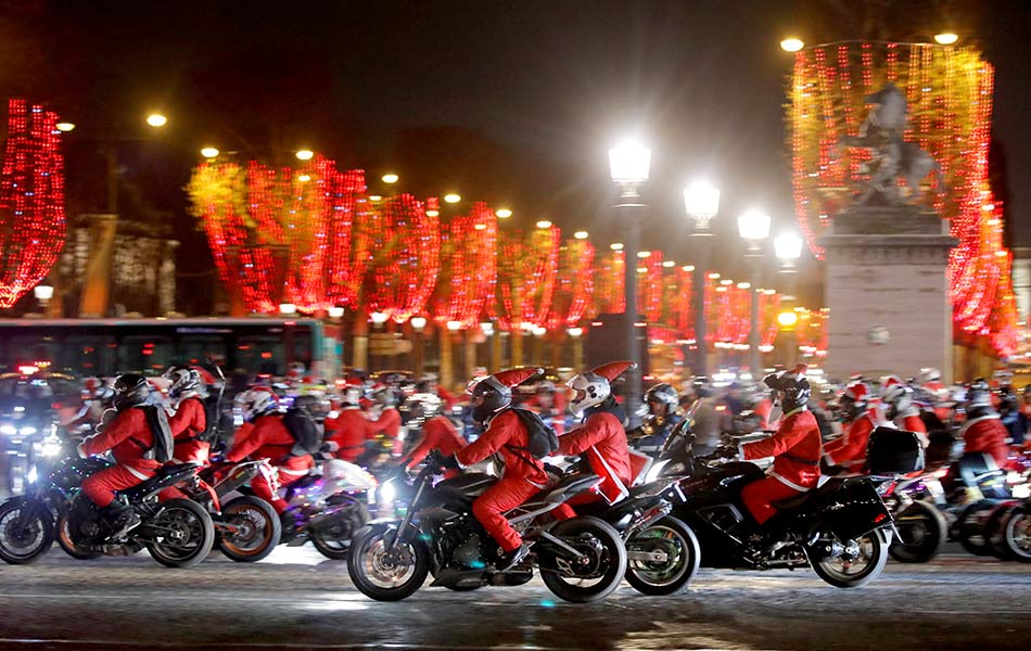Ratusan peserta berpakaian merah seperti Santa Klaus menjayakan perarakan tahunan 'Carabalade' pada 20 Disember di Paris, Perancis. - Foto Reuters/Charles Platiau Ratusan peserta berpakaian merah seperti Santa Klaus menjayakan perarakan tahunan 'Carabalade' pada 20 Disember di Paris, Perancis. - Foto Reuters/Charles Platiau
