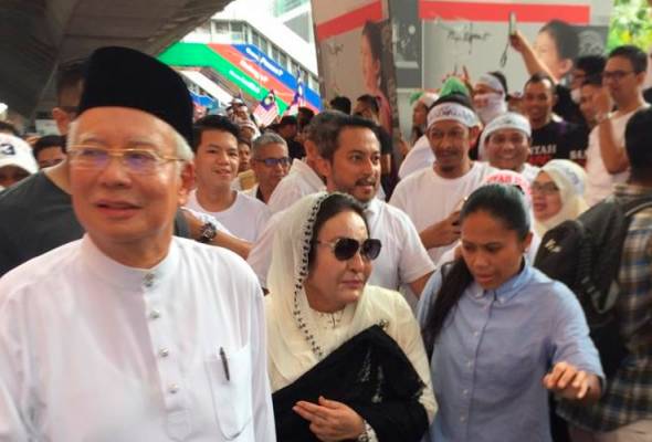 Himpunan 812: Najib, Rosmah pilih LRT ke Jalan Raja Himpunan 812: Najib, Rosmah pilih LRT ke Jalan Raja