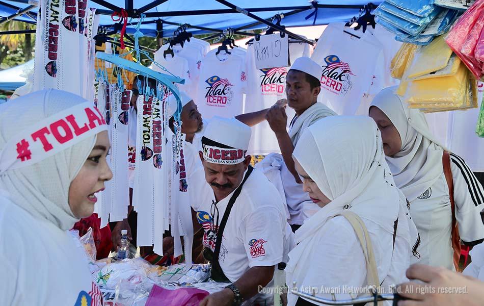 Peserta yang ke Himpunan 812 memilih pakaian daripada penjual baju. Peserta yang ke Himpunan 812 memilih pakaian daripada penjual baju.