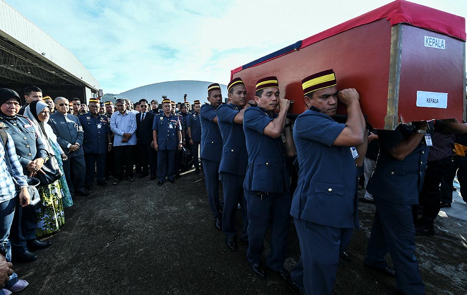 Perdana Menteri Tun Dr Mahathir Mohamad melihat keranda jenazah anggota Bomba dan Penyelamat Muhammad Adib Mohd Kassim diusung oleh anggota-anggota Bomba dan Penyelamat ketika penghormatan terakhir di Pangkalan Udara Bomba dan Penyelamat Malaysia , Subang hari ini. Muhammad Adib, 24, disahkan meninggal dunia pada 9.41 malam tadi selepas tiga minggu mendapatkan rawatan di IJN. Dia mengalami kecederaan parah akibat dibelasah dalam kejadian rusuhan di Kuil Sri Maha Mariamman, USJ25, Subang Jaya pada, 27 November lalu. - fotoBERNAMA Perdana Menteri Tun Dr Mahathir Mohamad melihat keranda jenazah anggota Bomba dan Penyelamat Muhammad Adib Mohd Kassim diusung oleh anggota-anggota Bomba dan Penyelamat ketika penghormatan terakhir di Pangkalan Udara Bomba dan Penyelamat Malaysia , Subang hari ini. Muhammad Adib, 24, disahkan meninggal dunia pada 9.41 malam tadi selepas tiga minggu mendapatkan rawatan di IJN. Dia mengalami kecederaan parah akibat dibelasah dalam kejadian rusuhan di Kuil Sri Maha Mariamman, USJ25, Subang Jaya pada, 27 November lalu. - fotoBERNAMA