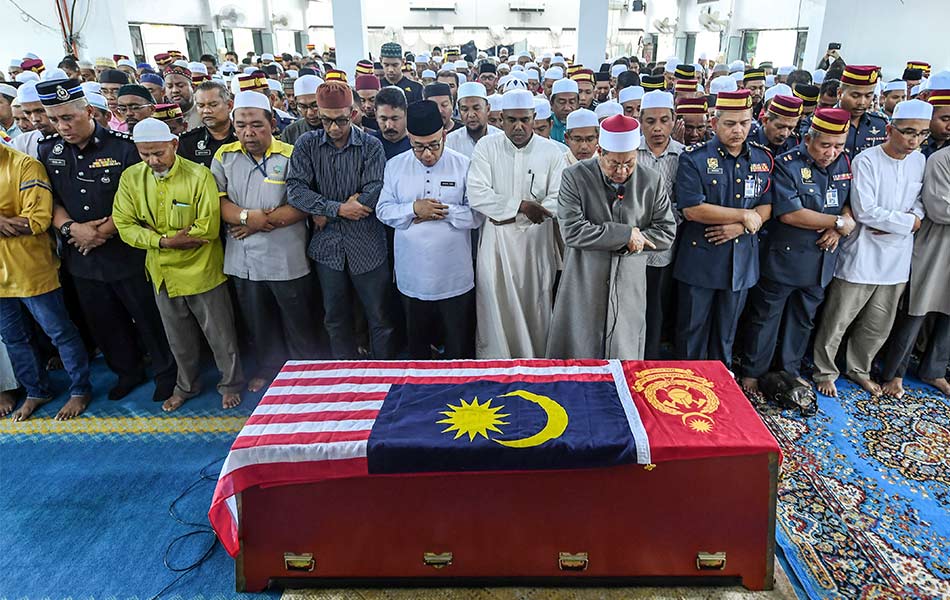 Jenazah Muhammad Adib Mohd Kassim disembahyangkan di Masjid Al- Saadah sebelum dikebumikan di Tanah Perkuburan Islam Kampung Tebengau, Kuala Kedah hari ini. Muhammad Adib, 24, disahkan meninggal dunia pada 9.41 malam tadi selepas tiga minggu mendapatkan rawatan di IJN. Dia mengalami kecederaan parah akibat dibelasah dalam kejadian rusuhan di Kuil Sri Maha Mariamman, USJ25, Subang Jaya pada, 27 November lalu. - fotoBERNAMA Jenazah Muhammad Adib Mohd Kassim disembahyangkan di Masjid Al- Saadah sebelum dikebumikan di Tanah Perkuburan Islam Kampung Tebengau, Kuala Kedah hari ini. Muhammad Adib, 24, disahkan meninggal dunia pada 9.41 malam tadi selepas tiga minggu mendapatkan rawatan di IJN. Dia mengalami kecederaan parah akibat dibelasah dalam kejadian rusuhan di Kuil Sri Maha Mariamman, USJ25, Subang Jaya pada, 27 November lalu. - fotoBERNAMA