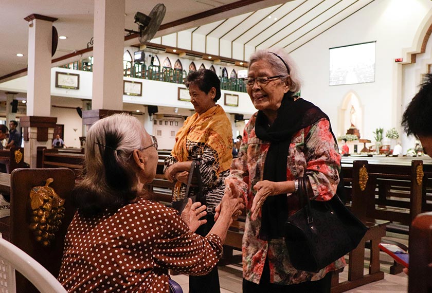 Every Christmas, Pak Andi and his family present gifts to their neighbours, a majority of whom are Muslims. On Idul Fitri, his neighbours reciprocate the gesture. Bayu Mahardika/Ceritalah