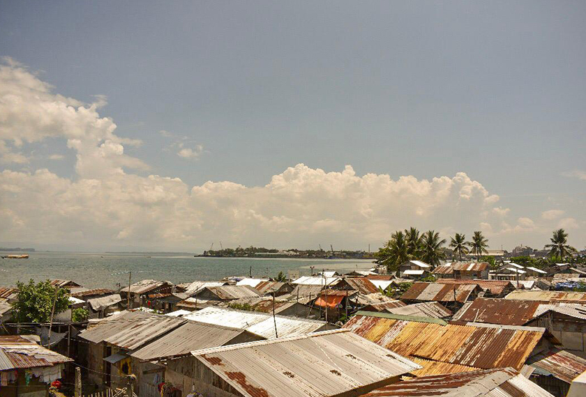 Tacloban’s Anibong District. These makeshift huts house several hundred of the 6,000 displaced typhoon victims still waiting to be relocated to permanent housing and are a stone’s throw away from Cancabato Bay, a sight of a horrible incident involving a 3,000 ton cargo vessel. Hezril Azmin/Ceritalah