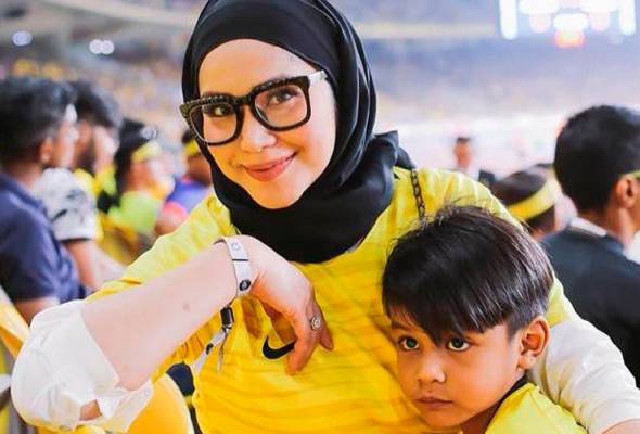 Terima kasih Ayu Raudhah, jatuh bangun saya hanya dia yang tahu - Zaquan Adha Terima kasih Ayu Raudhah, jatuh bangun saya hanya dia yang tahu - Zaquan Adha