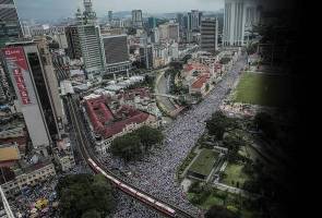 Ada antara mereka kecewa kerana gagal memasuki Jalan Raja dan mendengar ucapan para pemimpin yang hadir. Video 'dron' Himpunan 812: "Sesak!"