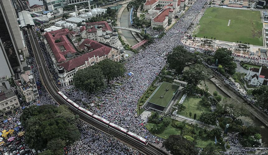 Polis menganggarkan seramai 55,000 peserta hadir pada perhimpunan kesyukuran meraikan penolakan ratifikasi ICERD pada Sabtu. -Astro AWANI Polis menganggarkan seramai 55,000 peserta hadir pada perhimpunan kesyukuran meraikan penolakan ratifikasi ICERD pada Sabtu. -Astro AWANI