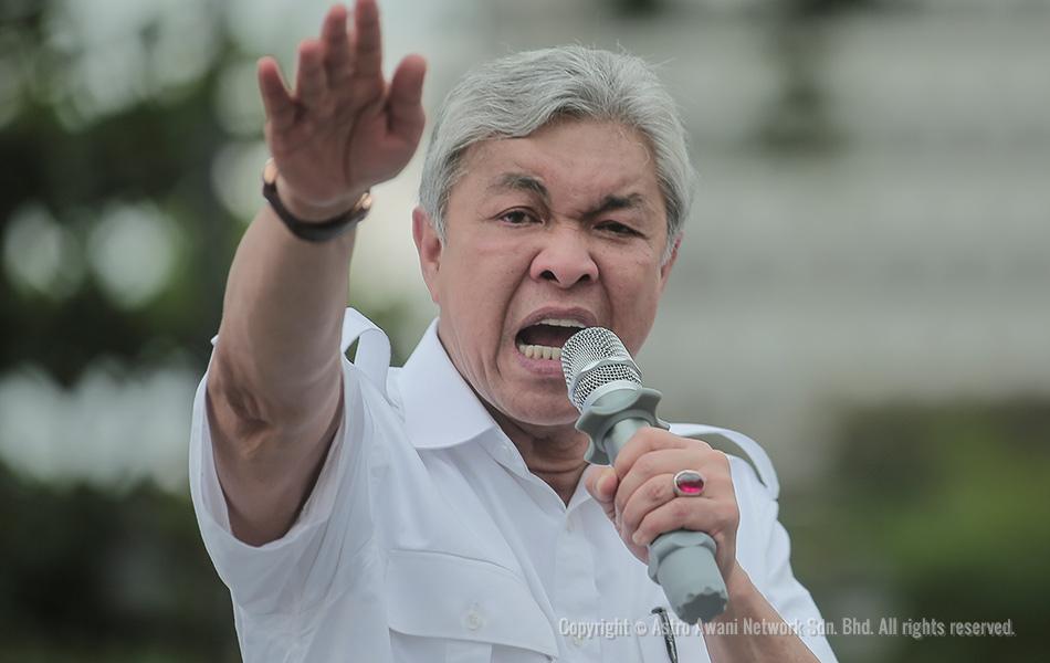 Presiden UMNO, Datuk Seri Ahmad Zahid Hamidi berucap di pentas Himpunan 812 di Dataran Merdeka. Presiden UMNO, Datuk Seri Ahmad Zahid Hamidi berucap di pentas Himpunan 812 di Dataran Merdeka.