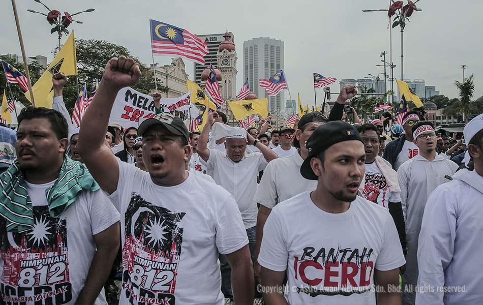 Peserta yang hadir ke Himpunan 812 masih berhimpun di Dataran Merdeka seria bersorak walaupun cuaca sudah mendung. Peserta yang hadir ke Himpunan 812 masih berhimpun di Dataran Merdeka seria bersorak walaupun cuaca sudah mendung.