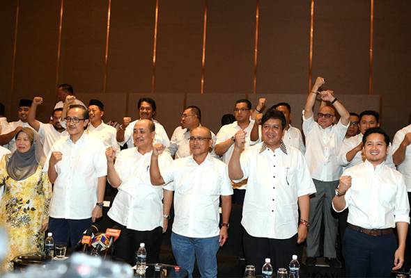 13 wakil rakyat UMNO Sabah, termasuk pengerusi negeri keluar parti 13 wakil rakyat UMNO Sabah, termasuk pengerusi negeri keluar parti