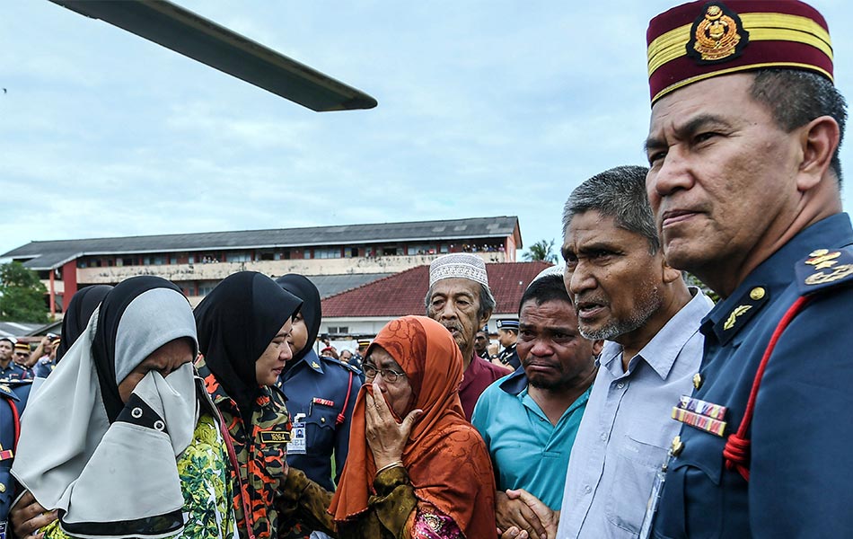 Mohd Kassim Abdul Hamid (dua, kanan) dan isterinya, Asma Aziz (kiri) menahan sebak sebaik jenazah anak mereka tiba dengan helikopter M17-IV milik Jabatan Bomba dan Penyelamat di padang Sekolah Kebangsaan (SK) Tebengau, Kedah hari ini. Muhammad Adib, 24, disahkan meninggal dunia pada 9.41 malam tadi selepas tiga minggu mendapatkan rawatan di IJN. Dia mengalami kecederaan parah akibat dibelasah dalam kejadian rusuhan di Kuil Sri Maha Mariamman, USJ25, Subang Jaya pada, 27 November lalu. - fotoBERNAMA Mohd Kassim Abdul Hamid (dua, kanan) dan isterinya, Asma Aziz (kiri) menahan sebak sebaik jenazah anak mereka tiba dengan helikopter M17-IV milik Jabatan Bomba dan Penyelamat di padang Sekolah Kebangsaan (SK) Tebengau, Kedah hari ini. Muhammad Adib, 24, disahkan meninggal dunia pada 9.41 malam tadi selepas tiga minggu mendapatkan rawatan di IJN. Dia mengalami kecederaan parah akibat dibelasah dalam kejadian rusuhan di Kuil Sri Maha Mariamman, USJ25, Subang Jaya pada, 27 November lalu. - fotoBERNAMA