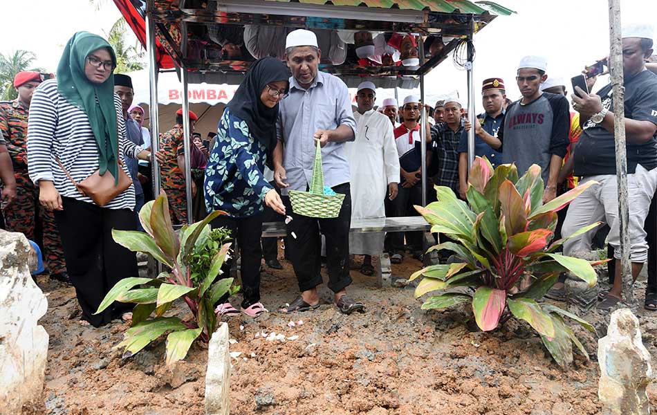 Mohd Kassim Abdul Hamid, 63 tahun, dan dua anak perempuannya menabur bunga mawar ke atas pusara Allahyarham Muhammad Adib Mohd. Kassim,24, yang telah selamat disemadikan di Tanah Perkuburan Islam Kariah Masjid As-Saadah Kampung Tebengau, hari ini. - fotoBERNAMA Mohd Kassim Abdul Hamid, 63 tahun, dan dua anak perempuannya menabur bunga mawar ke atas pusara Allahyarham Muhammad Adib Mohd. Kassim,24, yang telah selamat disemadikan di Tanah Perkuburan Islam Kariah Masjid As-Saadah Kampung Tebengau, hari ini. - fotoBERNAMA