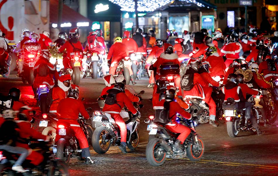 Ratusan peserta wanita dan lelaki menggayakan pakaian Santa Klaus sempena perarakan 'Carabalade' yang diadakan di Paris, Perancis pada 20 Disember 2018. - Foto Reuters/Charles Platiau Ratusan peserta wanita dan lelaki menggayakan pakaian Santa Klaus sempena perarakan 'Carabalade' yang diadakan di Paris, Perancis pada 20 Disember 2018. - Foto Reuters/Charles Platiau