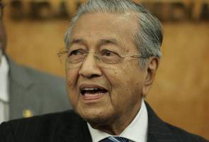 Tun Dr Mahathir Mohamad, meninjau lokasi perhimpunan kesyukuran penolakan ratifikasi ICERD selepas ia berakhir petang Sabtu. Tun Dr Mahathir buat tinjauan