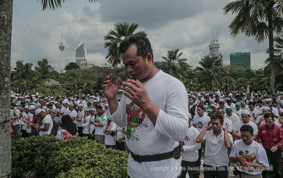 Peserta Majlis Kesyukuran penolakan Ratifikasi ICERD menunaikan solat zohor berjemaah. Peserta Majlis Kesyukuran penolakan Ratifikasi ICERD menunaikan solat zohor berjemaah.