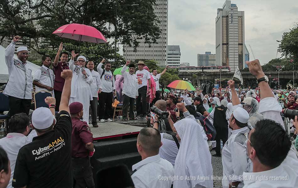 Peserta yang ke Himpunan 812 mendengar ucapan Presiden PAS, Datuk Seri Abdul Hadi Awang yang berucap di pentas Himpunan 812 di Dataran Merdeka. Peserta yang ke Himpunan 812 mendengar ucapan Presiden PAS, Datuk Seri Abdul Hadi Awang yang berucap di pentas Himpunan 812 di Dataran Merdeka.