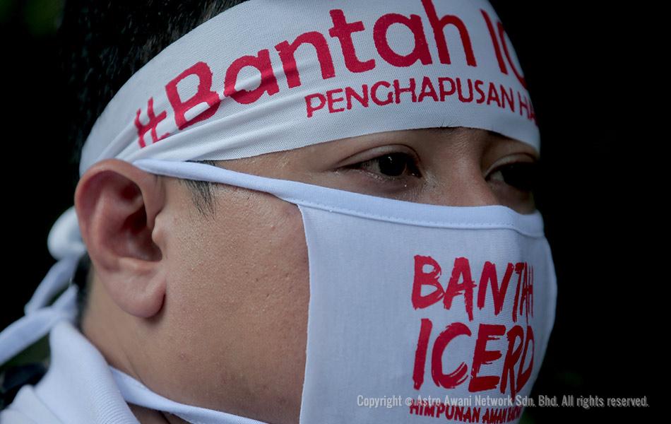 Seorang peserta yang hadir pada himpunan tersebut kelihatan memakai bandana dna juga penutup mulut yang mempunyai slogan 'Bantah ICERD!'. Seorang peserta yang hadir pada himpunan tersebut kelihatan memakai bandana dna juga penutup mulut yang mempunyai slogan 'Bantah ICERD!'.