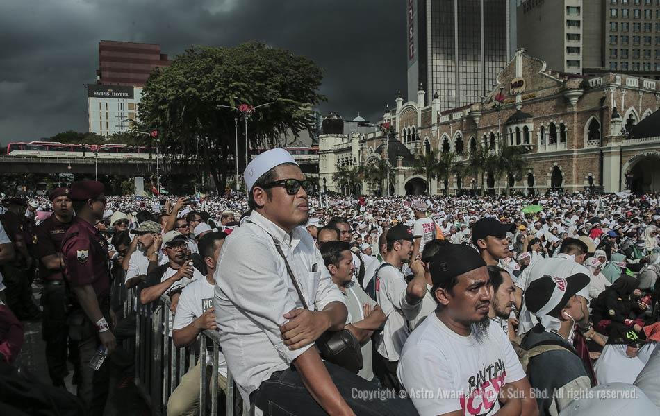 Guruh mula berdentum dan cuaca mendung namun peserta Himpunan 812 tetap berada di Dataran Merdeka. Guruh mula berdentum dan cuaca mendung namun peserta Himpunan 812 tetap berada di Dataran Merdeka.