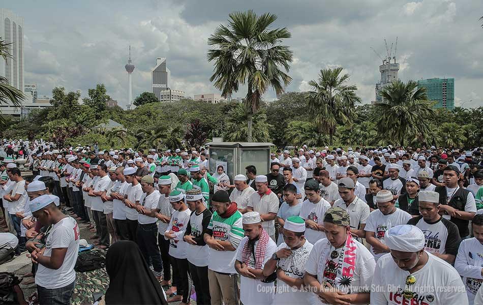 Peserta Majlis Kesyukuran penolakan Ratifikasi ICERD menunaikan solat zohor berjemaah. Peserta Majlis Kesyukuran penolakan Ratifikasi ICERD menunaikan solat zohor berjemaah.