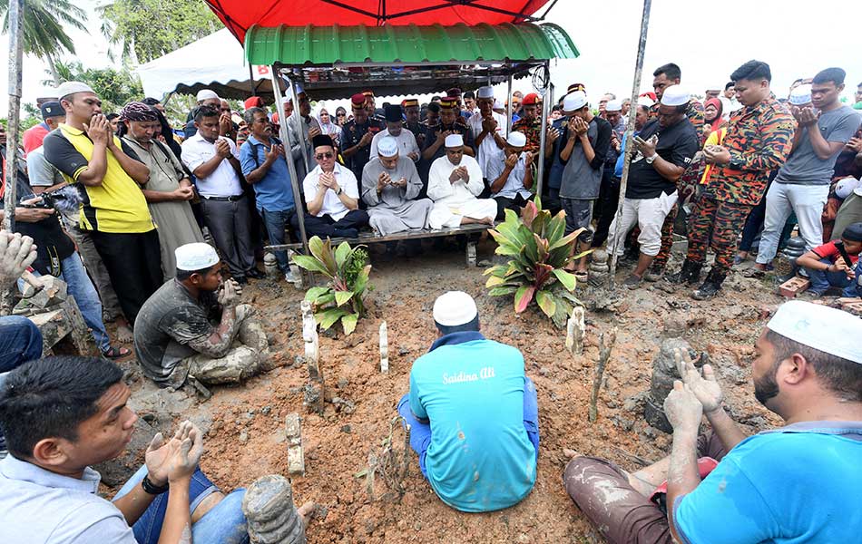 Bacaan talkin diperdengarkan sejurus selesai upacara pengkebumian Allahyarham Muhammad Adib Mohd Kassim, 24, di Tanah Perkuburan Islam Masjid As-Saadah, Kampung Tebengau, Kuala Kedah hari ini. Pengebumian jenazah turut dihadiri ratusan anggota keluarga, saudara-mara dan penduduk sebagai memberikan penghormatan terakhir kepada Allahyarham. Suasana hiba menyelubungi upacara itu dengan keadaan cuaca yang sedikit mendung memudahkan urusan pengebumian dijalankan. - fotoBERNAMA Bacaan talkin diperdengarkan sejurus selesai upacara pengkebumian Allahyarham Muhammad Adib Mohd Kassim, 24, di Tanah Perkuburan Islam Masjid As-Saadah, Kampung Tebengau, Kuala Kedah hari ini. Pengebumian jenazah turut dihadiri ratusan anggota keluarga, saudara-mara dan penduduk sebagai memberikan penghormatan terakhir kepada Allahyarham. Suasana hiba menyelubungi upacara itu dengan keadaan cuaca yang sedikit mendung memudahkan urusan pengebumian dijalankan. - fotoBERNAMA