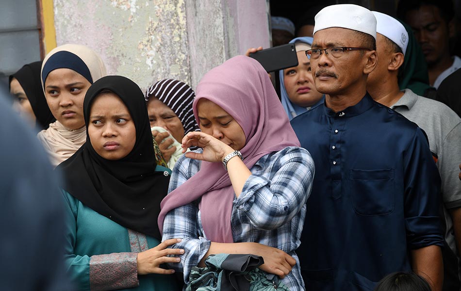 Suasana pilu yang dirakamkan ketika jenazah Allahyarham Muhammad Adib Mohd Kassim dibawa keluar dari rumahnya untuk dikebumikan di tanah perkuburan Masjid As-Saadah, Kampung Tebengau, Kuala Kedah hari ini. - fotoBERNAMA Suasana pilu yang dirakamkan ketika jenazah Allahyarham Muhammad Adib Mohd Kassim dibawa keluar dari rumahnya untuk dikebumikan di tanah perkuburan Masjid As-Saadah, Kampung Tebengau, Kuala Kedah hari ini. - fotoBERNAMA