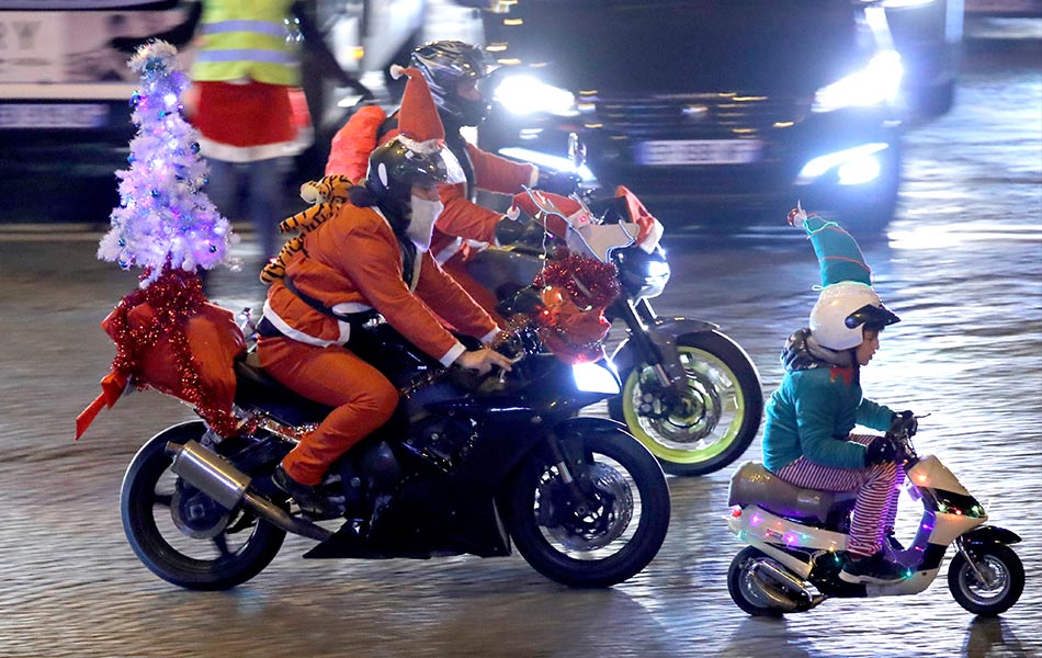 Bukan hanya dewasa, namun kanak-kanak turut mengambil bahagian dalam perarakan 'Carabalade' yang diadakan di Paris, Perancis pada 20 Disember 2018. - Foto Reuters/Charles Platiau Bukan hanya dewasa, namun kanak-kanak turut mengambil bahagian dalam perarakan 'Carabalade' yang diadakan di Paris, Perancis pada 20 Disember 2018. - Foto Reuters/Charles Platiau