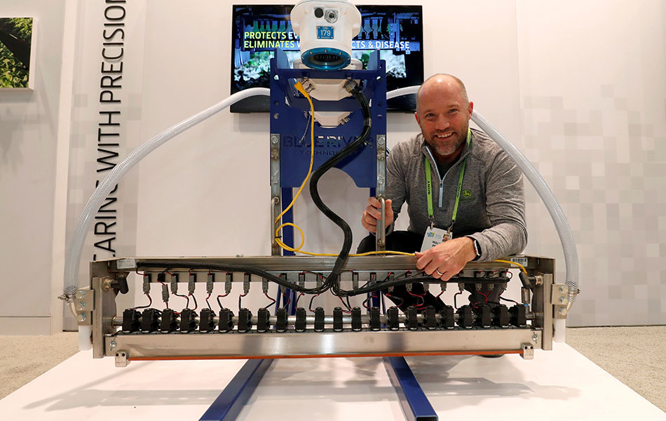 Pengarah Kejuruteraan Blue River Technology, Will Pell bergambar bersama sistem 'See and Spray' pada CES 2019 yang diadakan di Las Vegas. - Foto Reuters/Steve Marcus Pengarah Kejuruteraan Blue River Technology, Will Pell bergambar bersama sistem 'See and Spray' pada CES 2019 yang diadakan di Las Vegas. - Foto Reuters/Steve Marcus