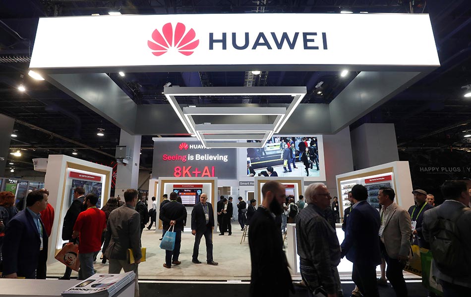 Pengunjung CES 2019 di Las Vegas melawati booth Huawei. - Foto Reuters/Steve Marcus Pengunjung CES 2019 di Las Vegas melawati booth Huawei. - Foto Reuters/Steve Marcus