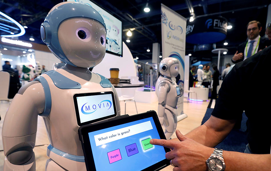 Peserta CES 2019 di Las Vegas menunjukkan bagaimana menggunakan robot Avatarmind iPal yang direka khas untuk kanak-kanak autisme. - Foto Reuters/Steve Marcus Peserta CES 2019 di Las Vegas menunjukkan bagaimana menggunakan robot Avatarmind iPal yang direka khas untuk kanak-kanak autisme. - Foto Reuters/Steve Marcus