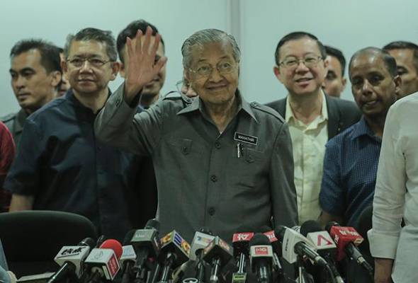 Dakwaan ada undi tidak percaya terhadap Tun Mahathir mungkin 'kerja' cybertroopers Dakwaan ada undi tidak percaya terhadap Tun Mahathir mungkin 'kerja' cybertroopers