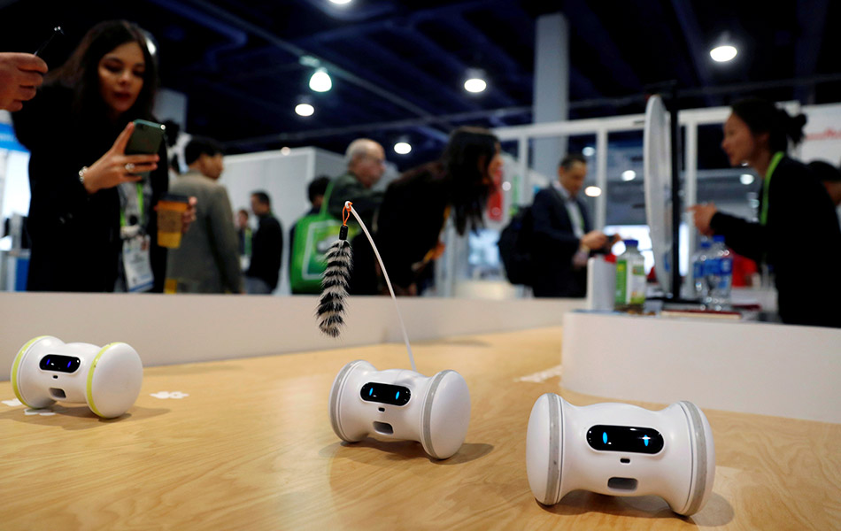 Robot kecergasan haiwan peliharaan yang boleh dikawal menggunakan telefon pintar turut dipamerkan di CES 2019. - Foto Reuters/Steve Marcus TPX IMAGES OF THE DAY Robot kecergasan haiwan peliharaan yang boleh dikawal menggunakan telefon pintar turut dipamerkan di CES 2019. - Foto Reuters/Steve Marcus TPX IMAGES OF THE DAY