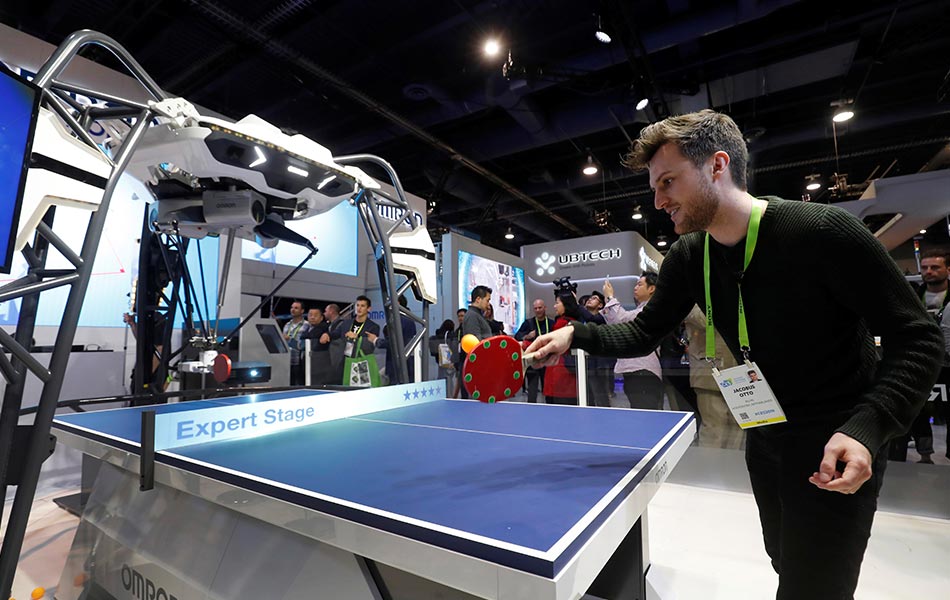 Peserta dari Belanda, Jacobs Otto bermain bersama Forpheus, robot AI yang mengajar bagaimana bermain ping pong semasa CES 2019 di Las Vegas pada 9 Januari. - Foto Reuters/Steve Marcus Peserta dari Belanda, Jacobs Otto bermain bersama Forpheus, robot AI yang mengajar bagaimana bermain ping pong semasa CES 2019 di Las Vegas pada 9 Januari. - Foto Reuters/Steve Marcus