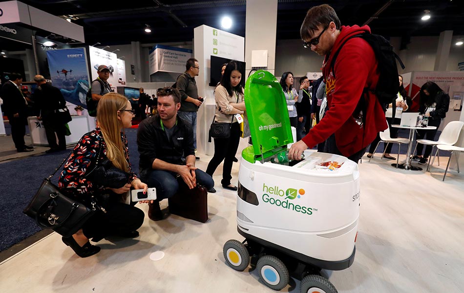 Pengunjung CES 2019 meneliti robot PepsiCo, Snackbot yang membolehkan pengguna membeli makanan dengan menggunakan telefon pintar. - Foto Reuters/Steve Marcus Pengunjung CES 2019 meneliti robot PepsiCo, Snackbot yang membolehkan pengguna membeli makanan dengan menggunakan telefon pintar. - Foto Reuters/Steve Marcus