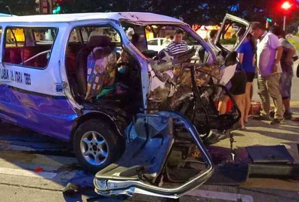 Lapan cedera kemalangan bas mini bertembung 4WD di Sandakan Lapan cedera kemalangan bas mini bertembung 4WD di Sandakan