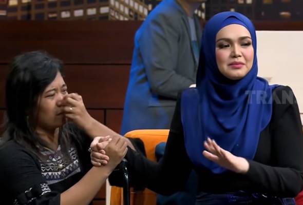 Video air mata: Pesakit polio sebak bertemu Siti Nurhaliza Video air mata: Pesakit polio sebak bertemu Siti Nurhaliza