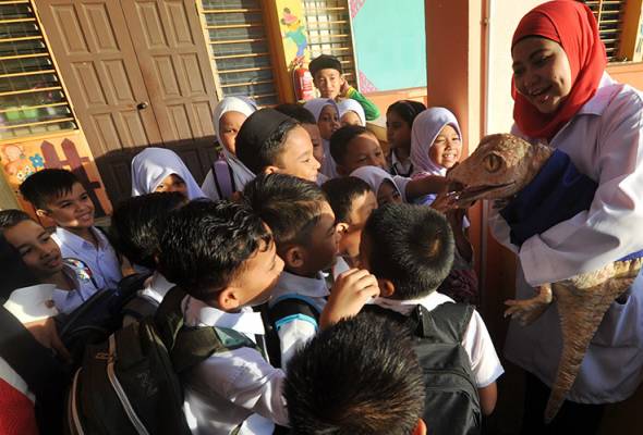 Kehadiran 'dinosaur' kejutkan murid SK Seri Relau Kehadiran 'dinosaur' kejutkan murid SK Seri Relau