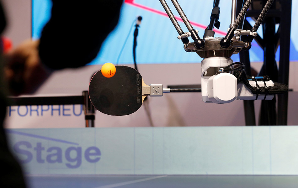 Robot Forpheus dilihat mengembalikan bola ping pong semasa pertunjukan di booth Omron CES 2019 yang diadakan di Las Vegas pada 9 Januari 2019. - Foto Reuters/Steve Marcus Robot Forpheus dilihat mengembalikan bola ping pong semasa pertunjukan di booth Omron CES 2019 yang diadakan di Las Vegas pada 9 Januari 2019. - Foto Reuters/Steve Marcus