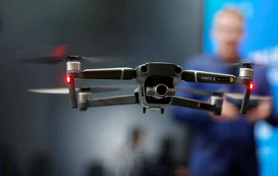 Dron DJI Mavic 2 Zoom diterbangkan dalam satu kawasan selamat semasa CES 2019 yang diadakan di Las Vegas pada 9 Januari 2019. - Foto Reuters/Steve Marcus Dron DJI Mavic 2 Zoom diterbangkan dalam satu kawasan selamat semasa CES 2019 yang diadakan di Las Vegas pada 9 Januari 2019. - Foto Reuters/Steve Marcus