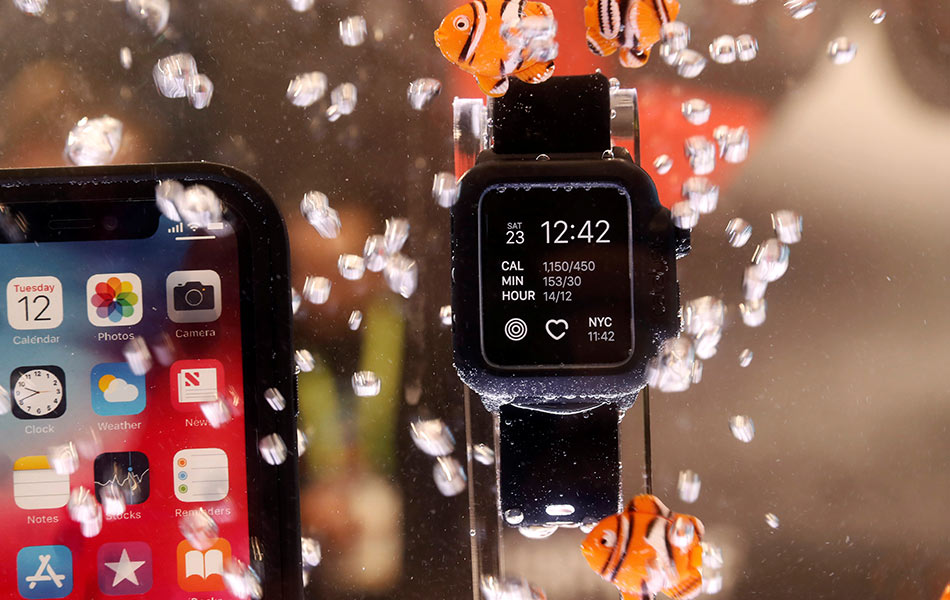 Jam Apple Siri 4 ditenggelamkan dalam air bagi membuktikan ia kalis air semasa CES 2019 di Las Vegas pada 9 Januari 2019. - Foto Reuters/Steve Marcus Jam Apple Siri 4 ditenggelamkan dalam air bagi membuktikan ia kalis air semasa CES 2019 di Las Vegas pada 9 Januari 2019. - Foto Reuters/Steve Marcus
